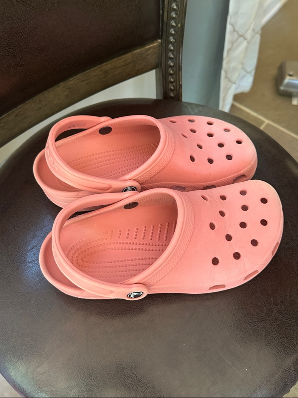 CROCS women 8 Classic Clog in Coral light Pink